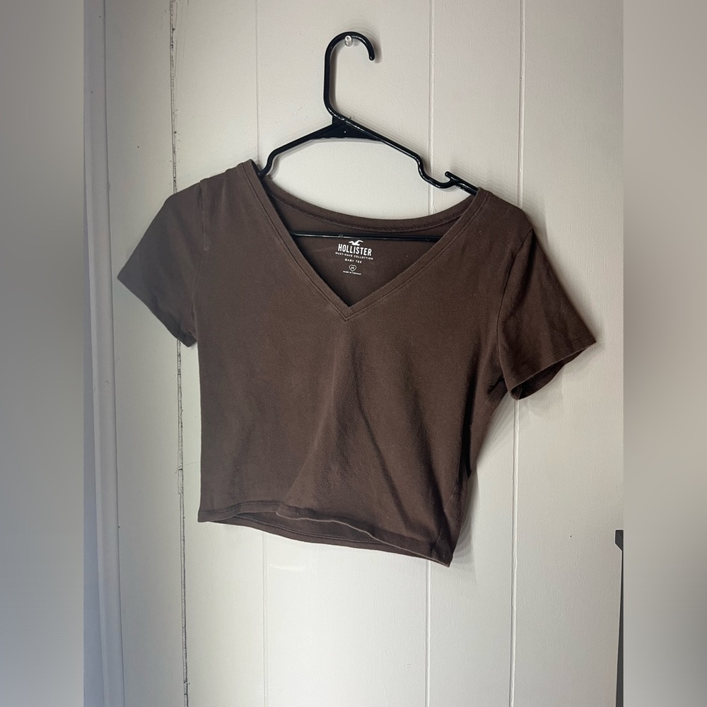 HOLLISTER BROWN BABY TEE (CROP)